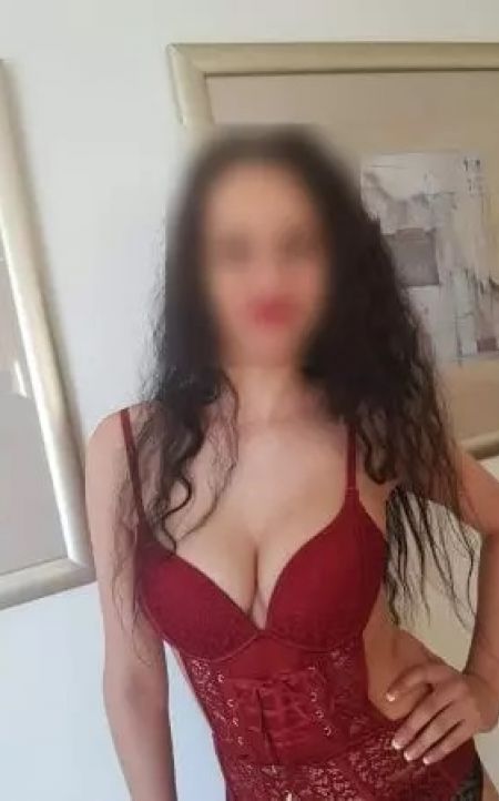 Julia Manchester escort